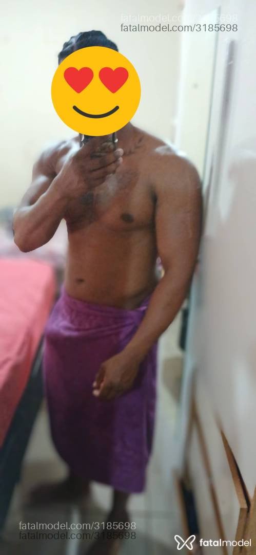 Acompanhante homem com cabelo castanho de olhos pretos - Gabriel