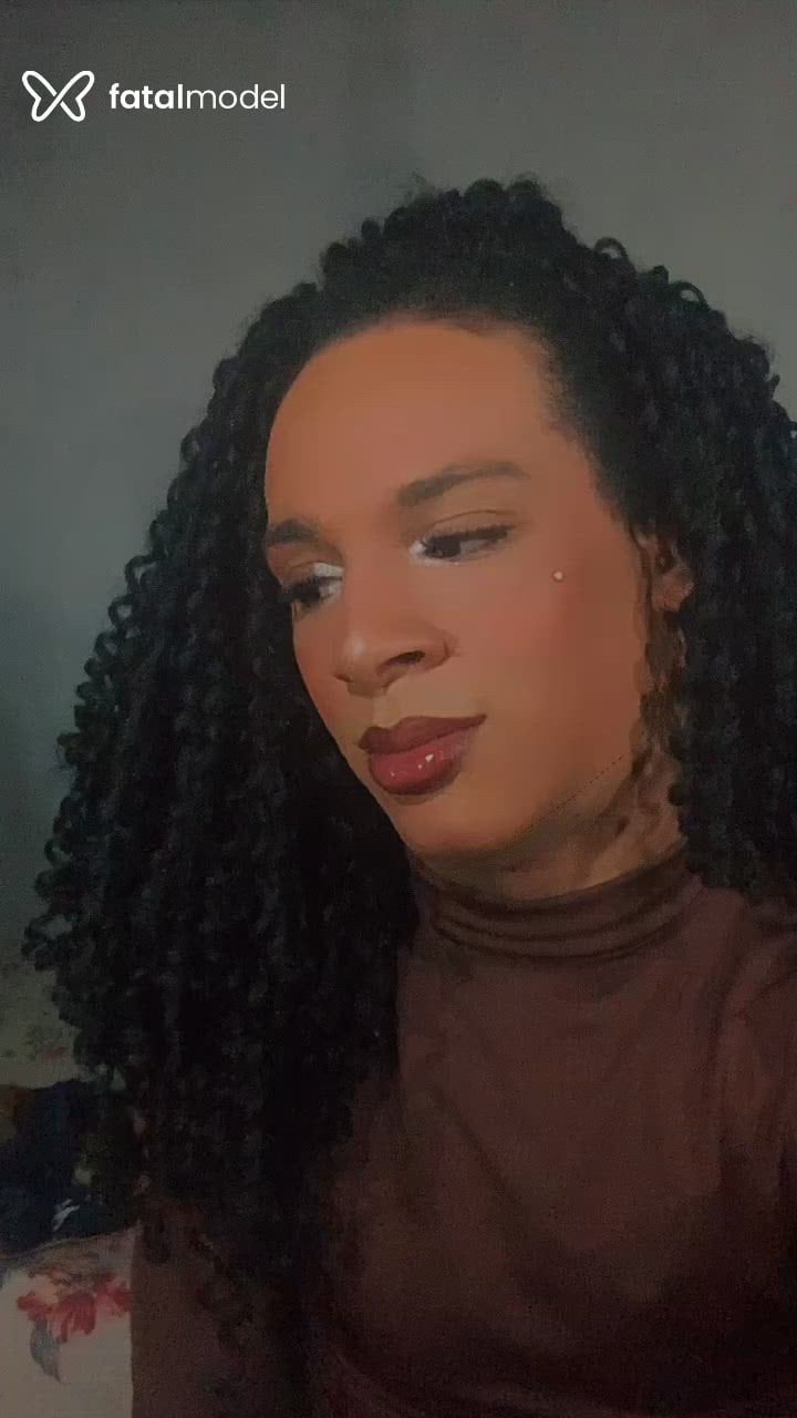 Acompanhante não-binário com cabelo castanho de olhos pretos - Afeminada Vers