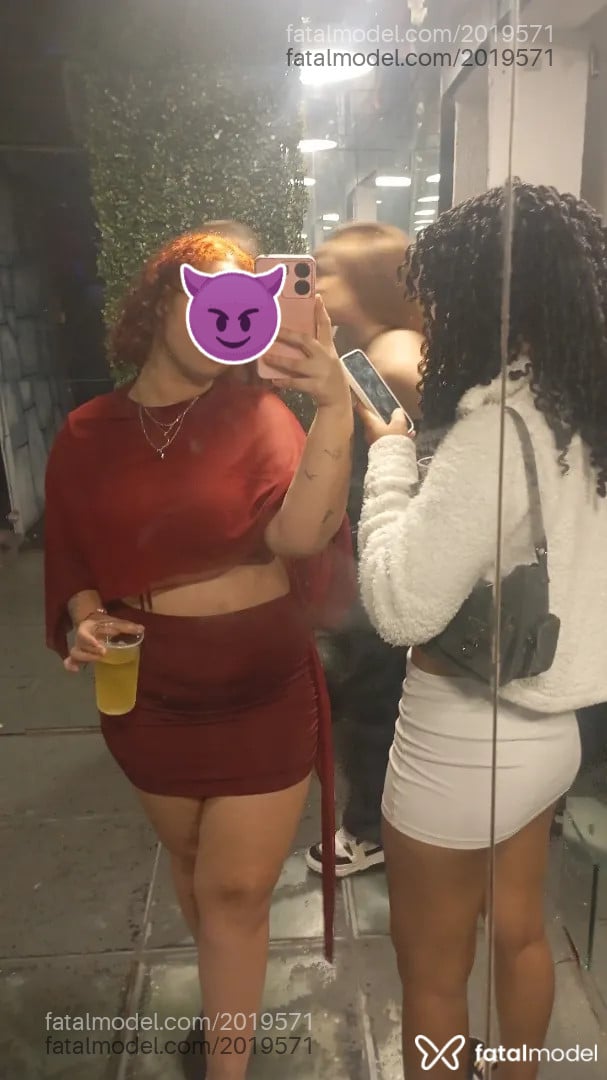 Acompanhante mulher com cabelo castanho de olhos castanhos - Luana