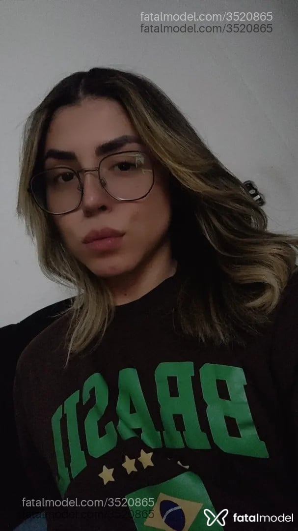 Acompanhante mulher trans loira (o) de olhos pretos - Melissa
