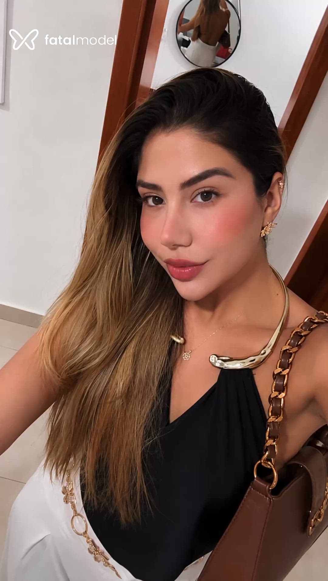 Acompanhante mulher loira (o) de olhos mel - Bela
