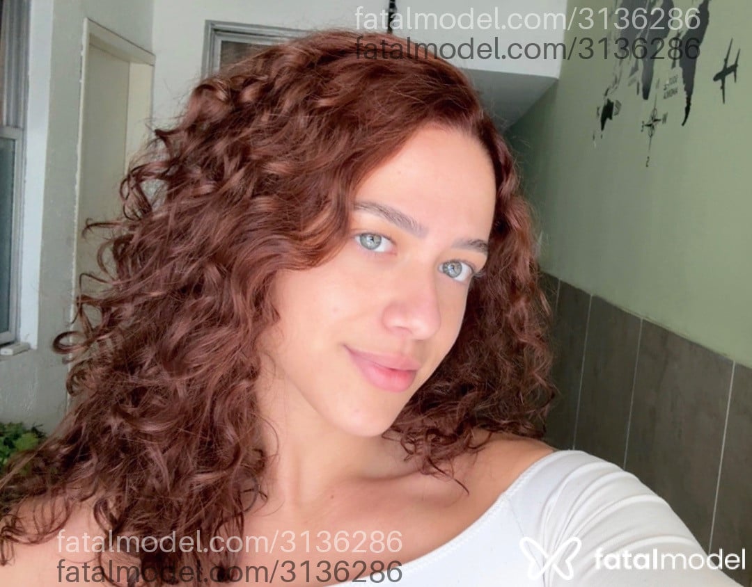 Acompanhante mulher com cabelo castanho de olhos verdes - Miaastrix