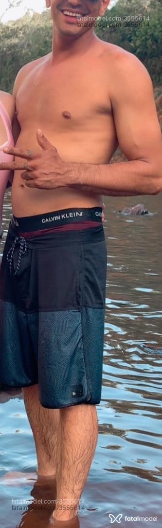 Acompanhante homem com cabelo castanho de olhos pretos - Henrry