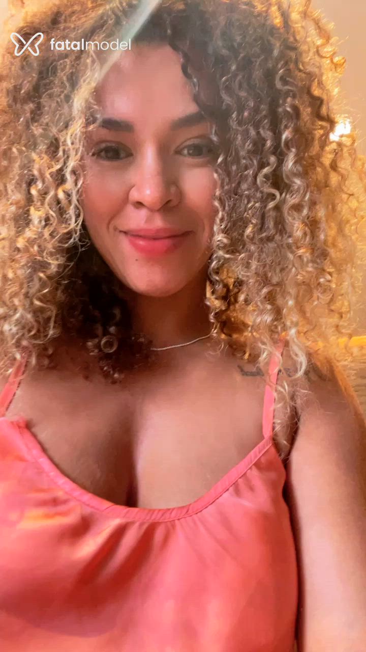 Acompanhante mulher loira (o) de olhos pretos - Bella Almeida