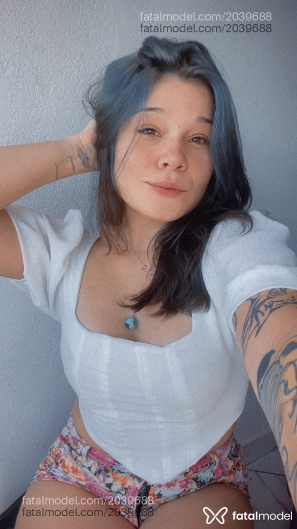 Acompanhante mulher com cabelo colorido de olhos castanhos - Remaviii