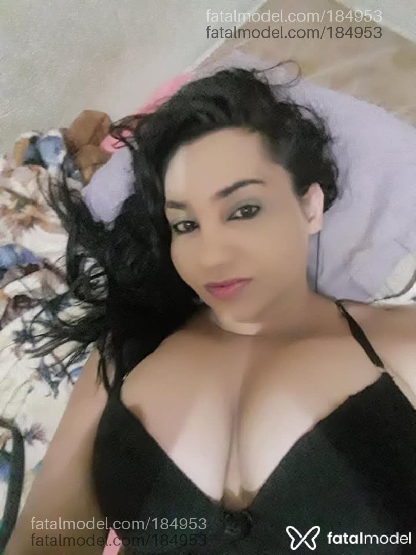 Acompanhante mulher trans com cabelo castanho de olhos mel - Michele pepper