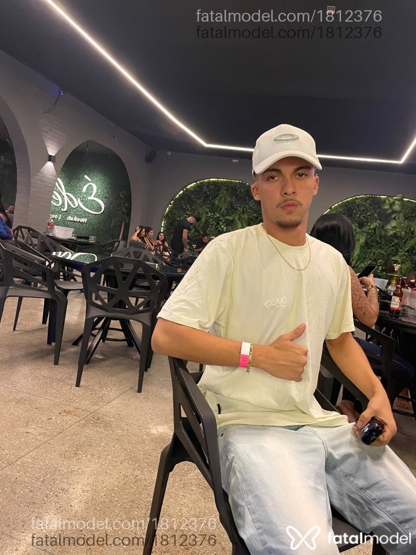 Acompanhante homem com cabelo castanho de olhos mel - Vilela