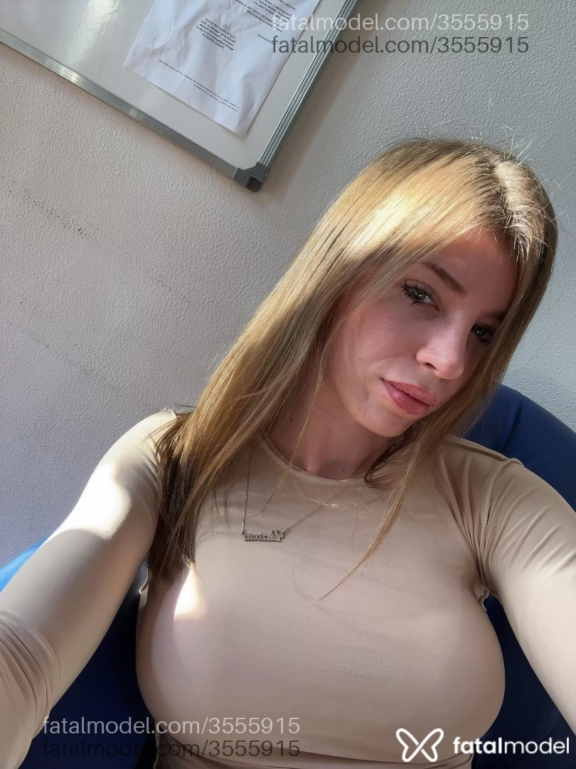 Acompanhante mulher trans loira (o) de olhos verdes - Bloom