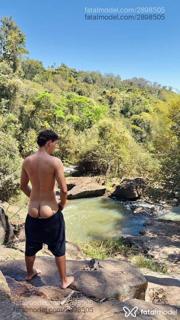 Acompanhante homem com cabelo castanho de olhos pretos - Hugo