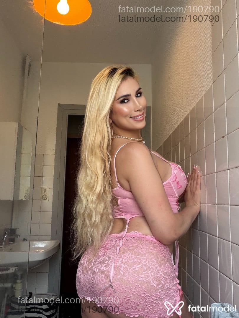 Acompanhante mulher trans loira (o) de olhos castanhos - Larissa