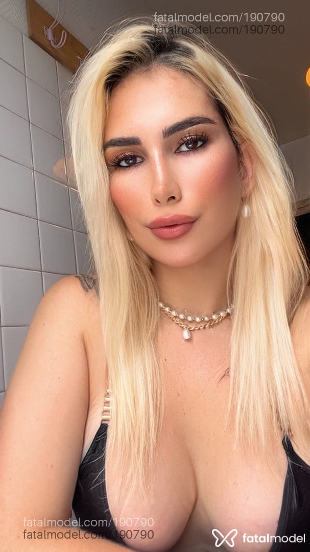 Acompanhante mulher trans loira (o) de olhos castanhos - Larissa