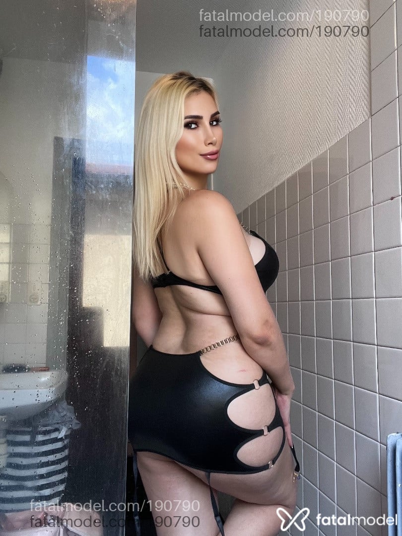 Acompanhante mulher trans loira (o) de olhos castanhos - Larissa