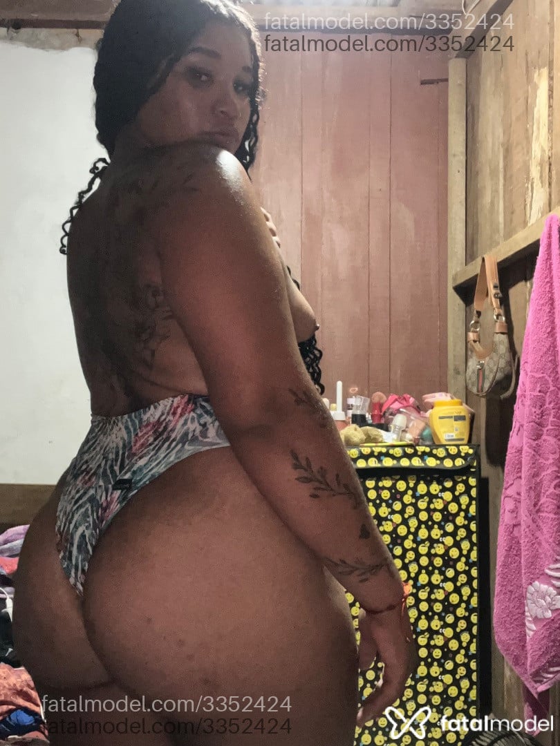 Acompanhante mulher trans morena (o) de olhos pretos - Cacau