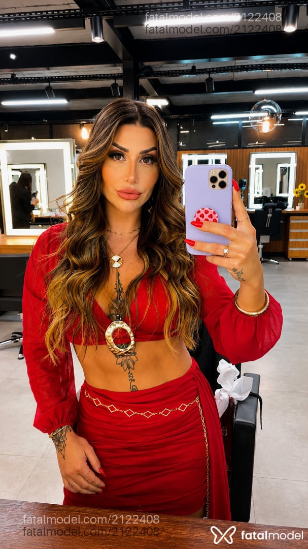 Acompanhante mulher com cabelo castanho de olhos verdes - Camila Ferrari