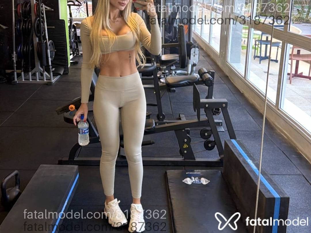 Acompanhante mulher loira (o) de olhos castanhos - Nicole