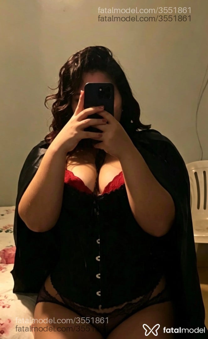 Acompanhante mulher com cabelo colorido de olhos castanhos - Belly