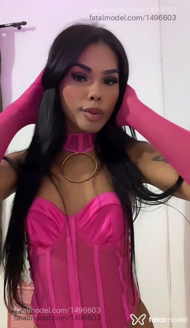 Acompanhante mulher trans morena (o) de olhos pretos - Victoria Costa