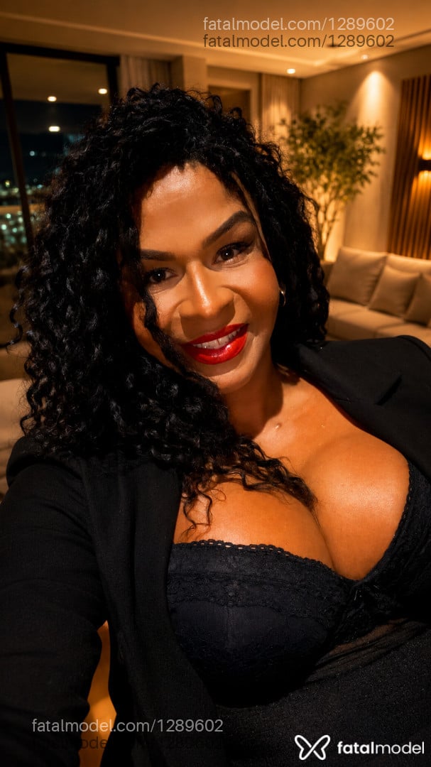 Acompanhante travesti com cabelo colorido de olhos mel - Amanda