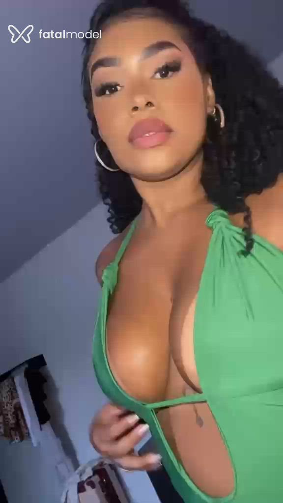 Acompanhante mulher com cabelo castanho de olhos castanhos - Maju Viana