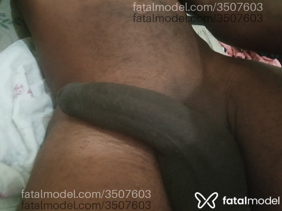 Acompanhante homem sem cabelo de olhos pretos - Erick