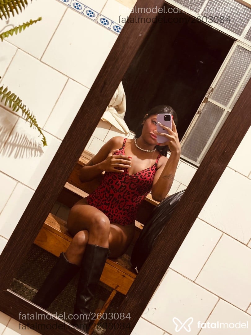 Acompanhante mulher morena (o) de olhos pretos - Bella Carvalho