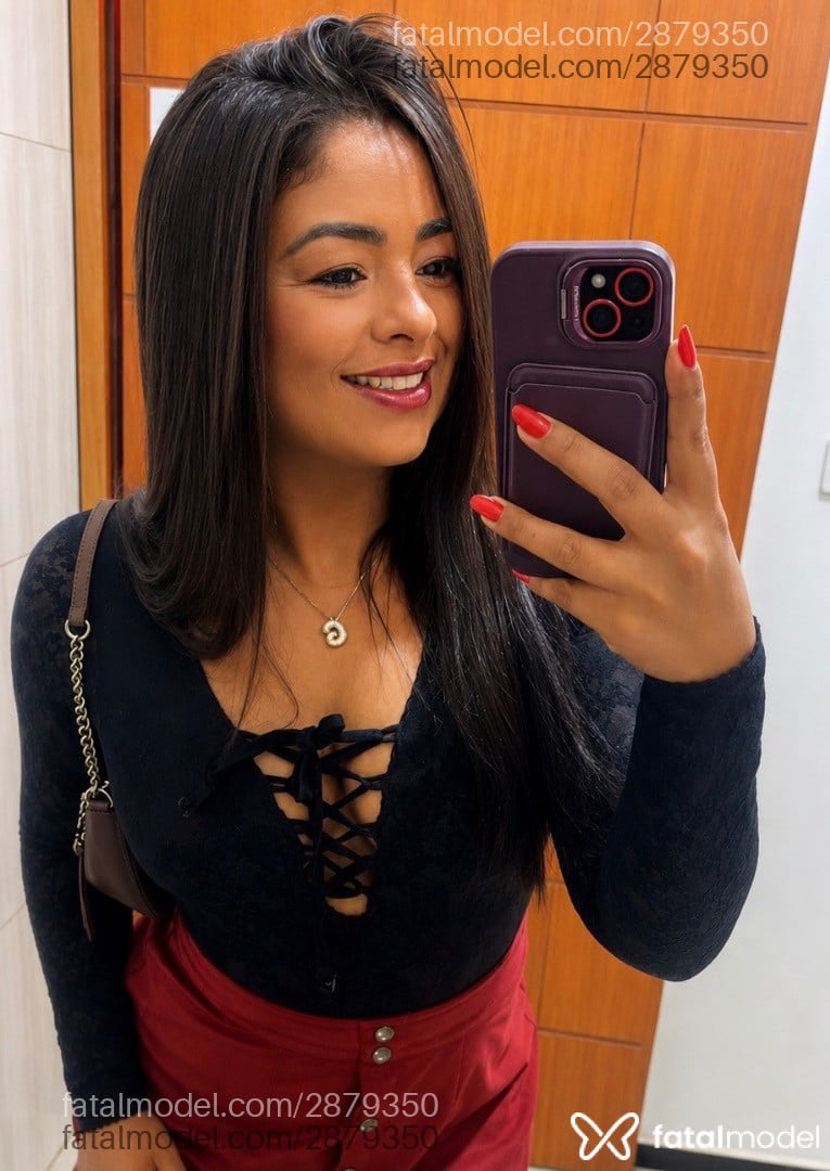 Acompanhante mulher com cabelo castanho de olhos pretos - Thais