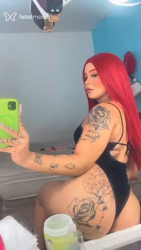 Acompanhante mulher trans com cabelo castanho de olhos pretos - Valentina