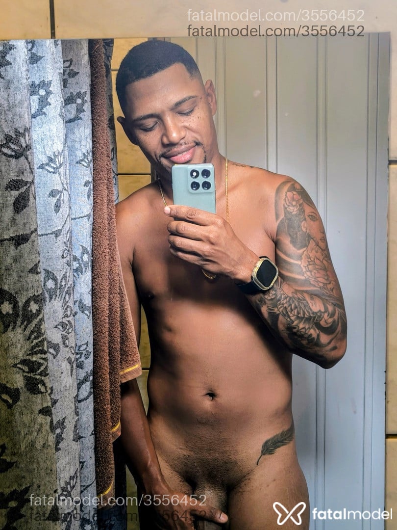 Acompanhante homem sem cabelo de olhos castanhos - Silva