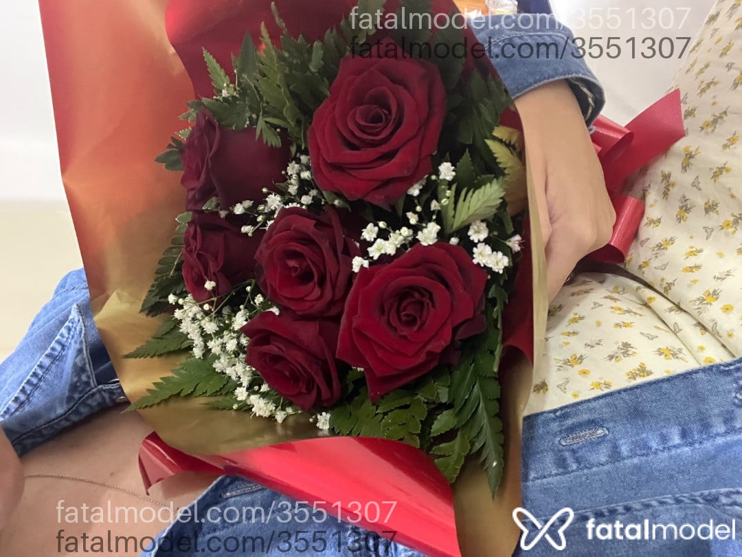 Acompanhante mulher com cabelo castanho de olhos castanhos - Giovanna Benjamim