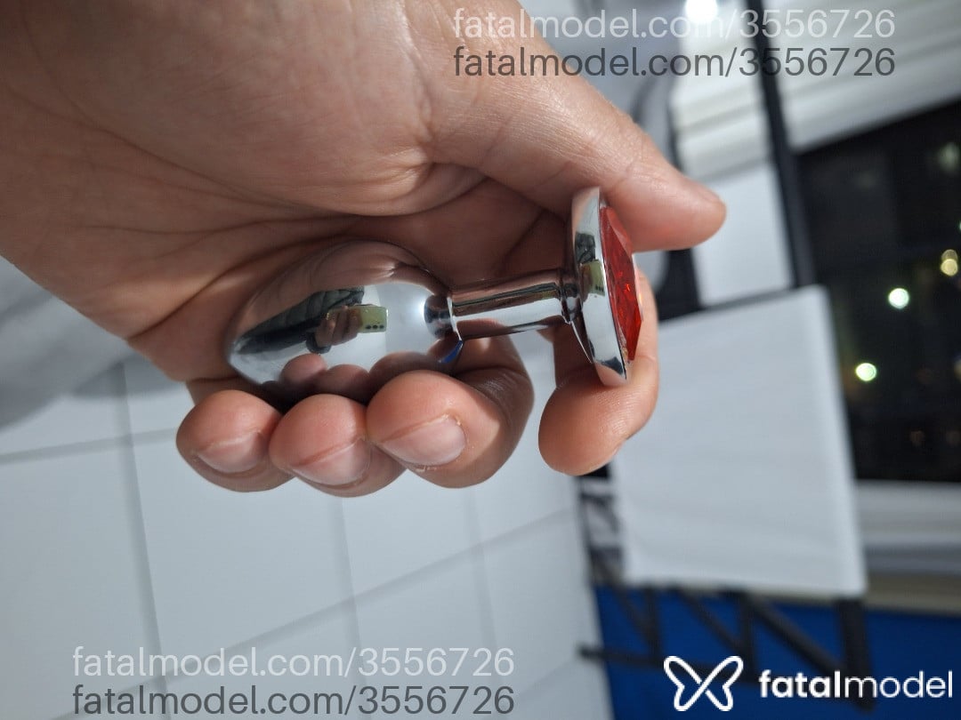 Acompanhante homem com cabelo castanho de olhos castanhos - Leaozinho