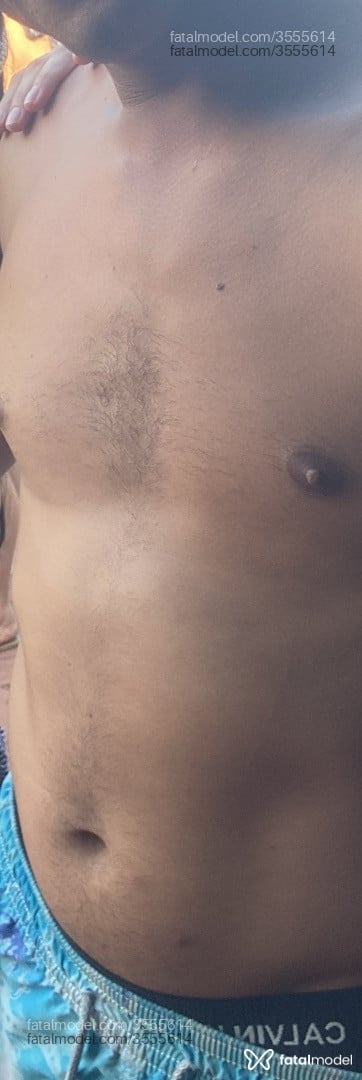 Acompanhante homem com cabelo castanho de olhos pretos - Henrry