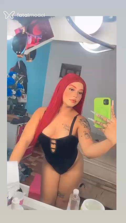 Acompanhante mulher trans com cabelo castanho de olhos pretos - Valentina