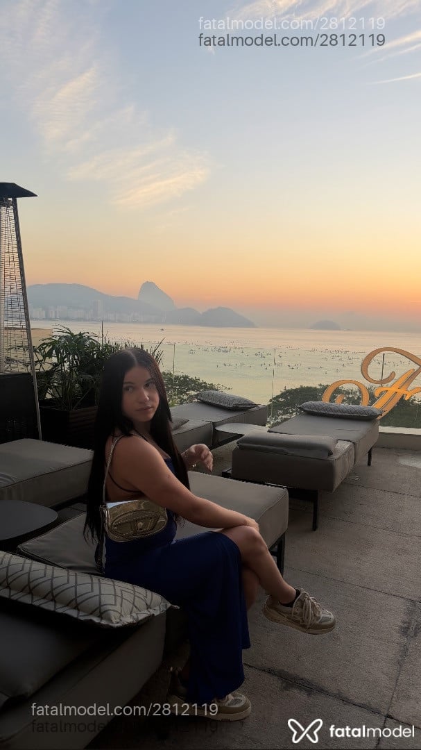 Acompanhante mulher trans com cabelo castanho de olhos castanhos - Luisa