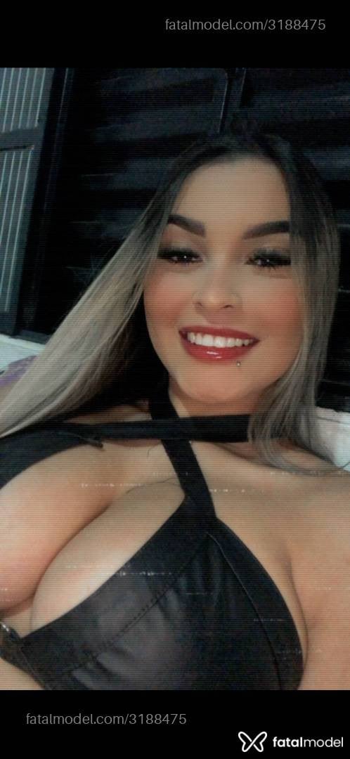 Acompanhante mulher loira (o) de olhos castanhos - Lívia