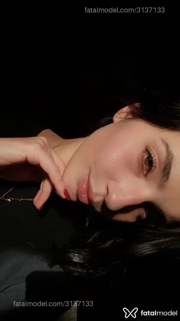 Acompanhante mulher morena (o) de olhos mel - Lili