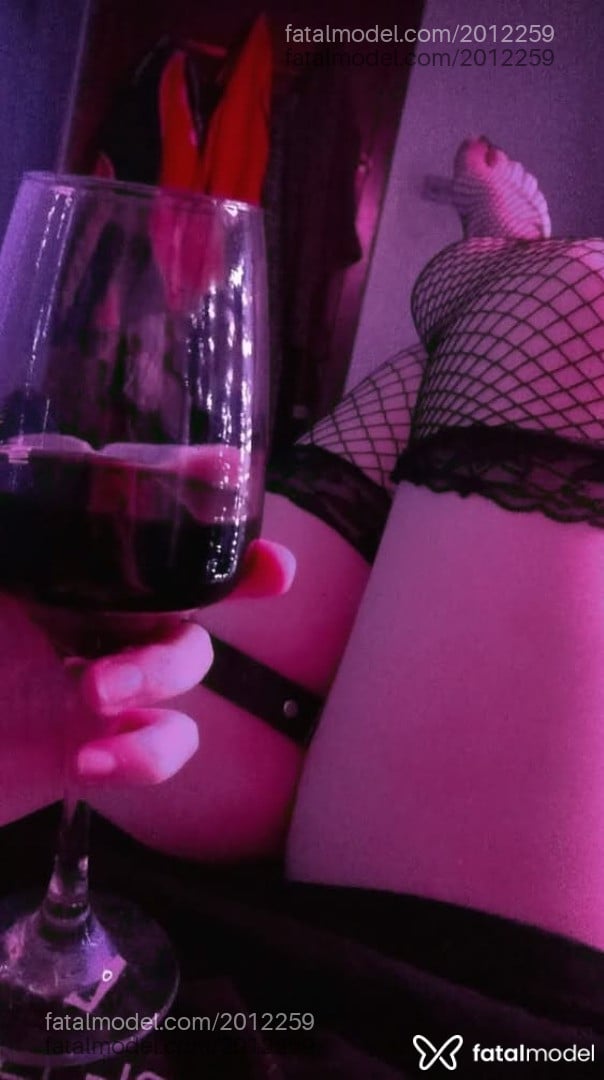 Acompanhante mulher morena (o) de olhos pretos - Luna Bellini