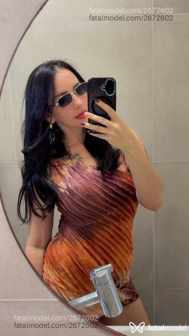Acompanhante mulher com cabelo castanho de olhos mel - Heloísa