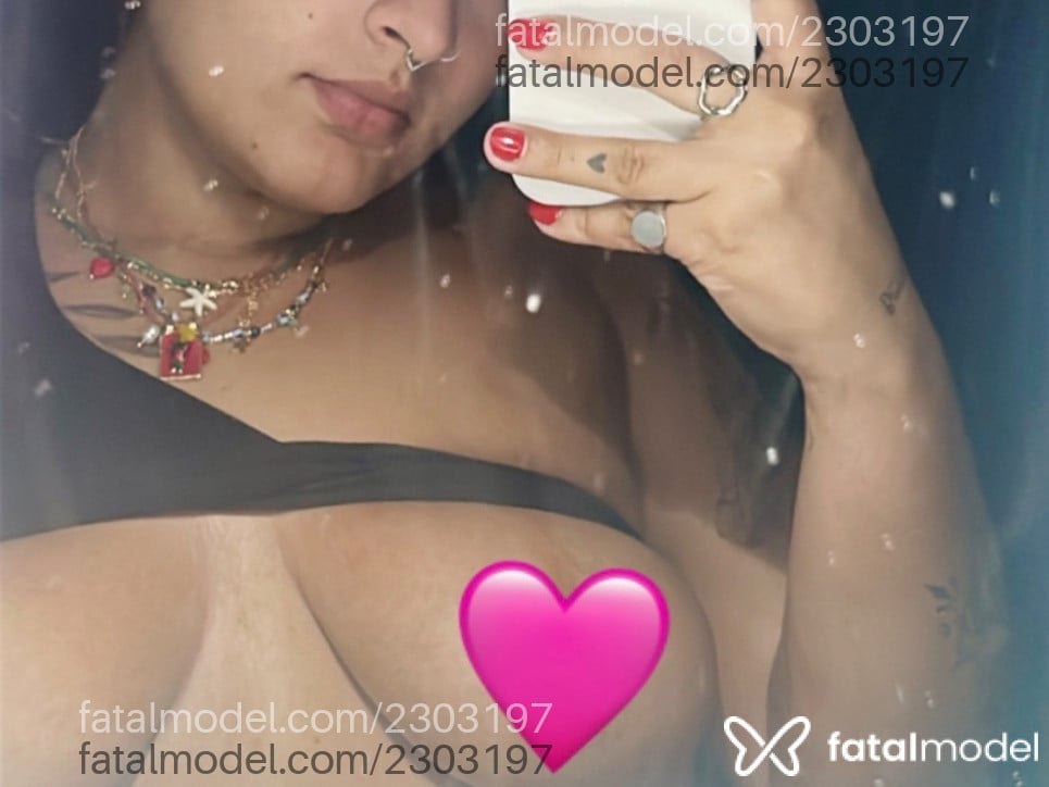 Acompanhante mulher morena (o) de olhos verdes - Gio