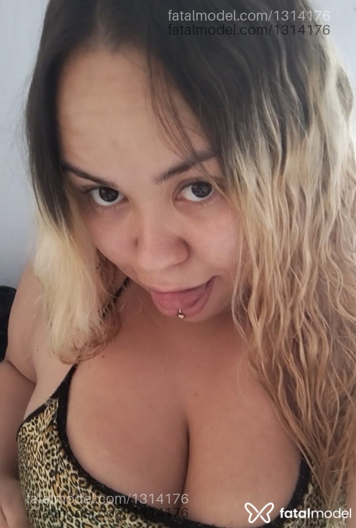 Acompanhante mulher loira (o) de olhos castanhos - Ysis