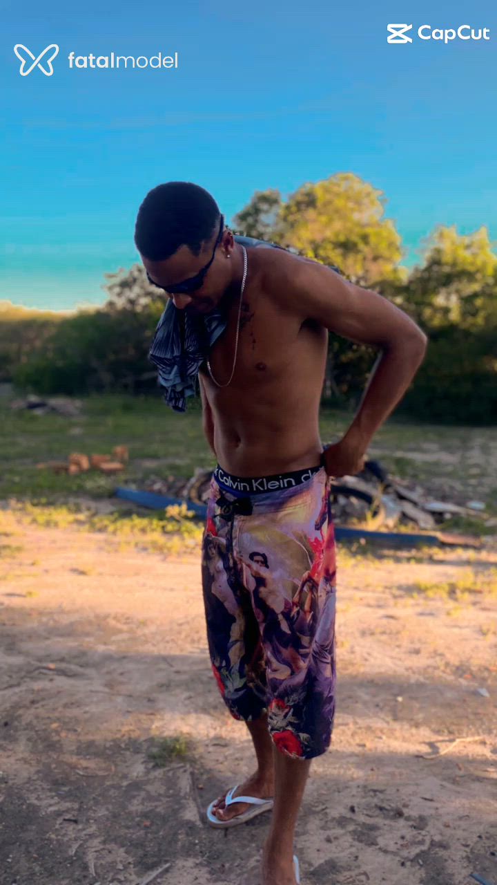 Acompanhante homem morena (o) de olhos castanhos - preto