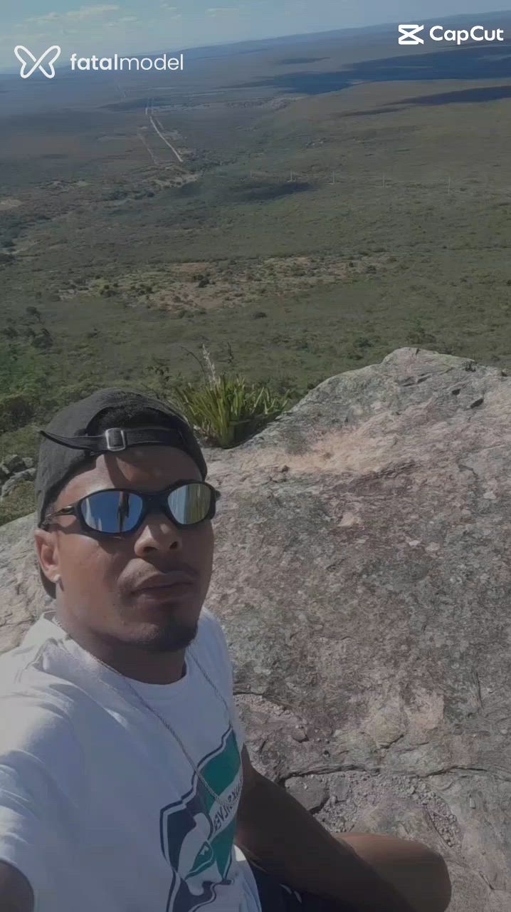 Acompanhante homem morena (o) de olhos castanhos - preto