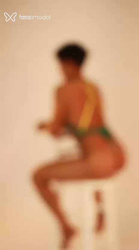 Acompanhante mulher morena (o) de olhos castanhos - PYETRA