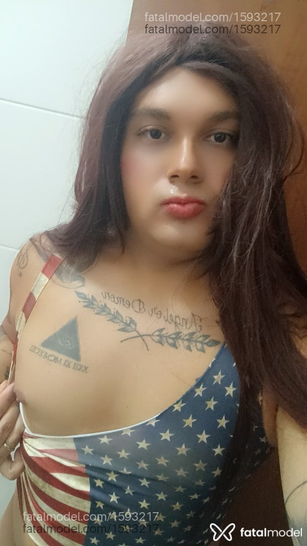 Acompanhante mulher trans ruiva (o) de olhos castanhos - Lorena Karvalho