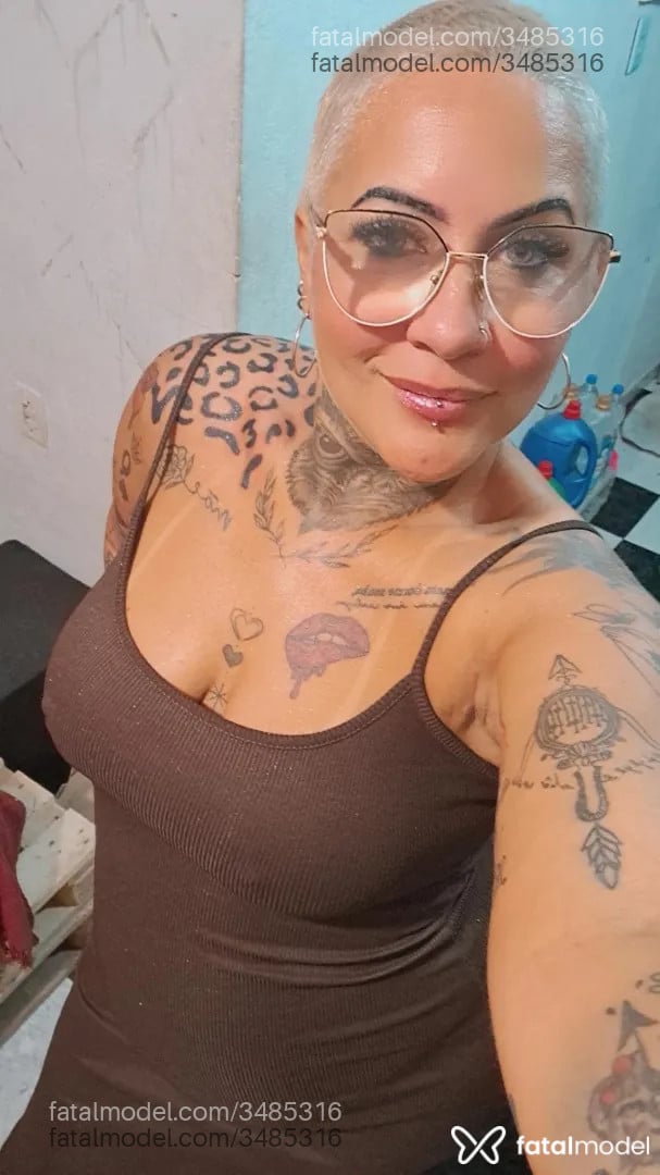 Acompanhante mulher com cabelo grisalho de olhos castanhos - Beladonna