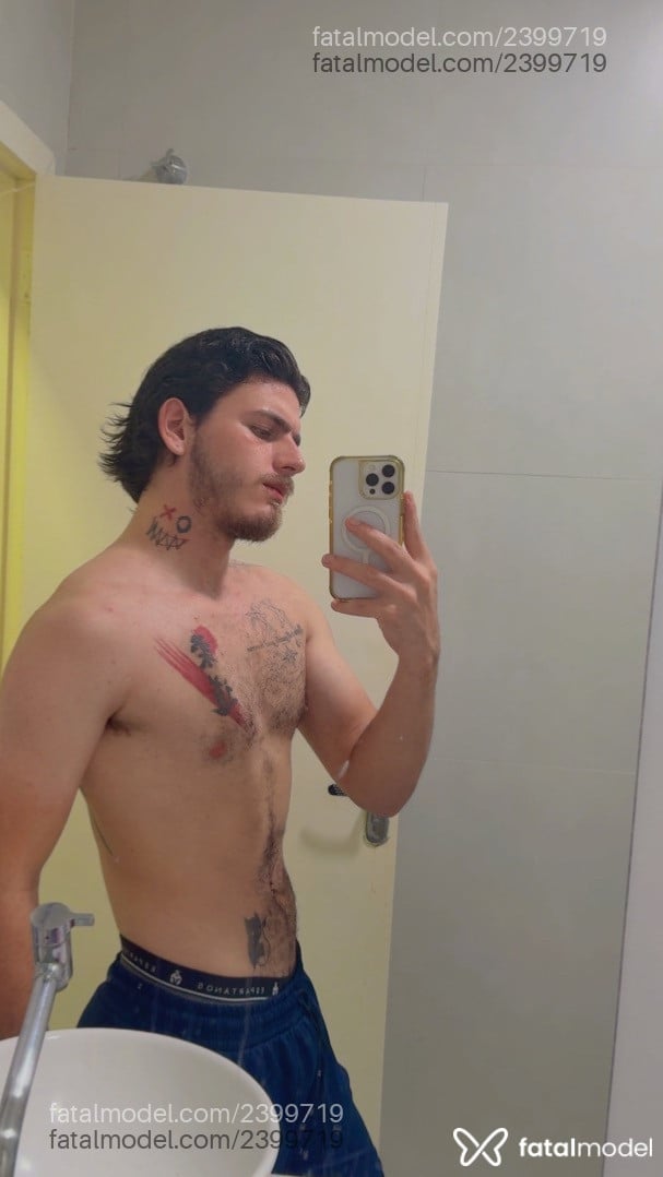 Acompanhante homem com cabelo castanho de olhos castanhos - Vitor silva