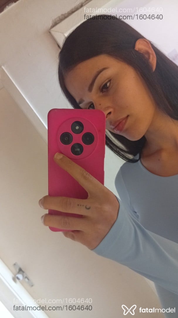 Acompanhante mulher trans com cabelo castanho de olhos castanhos - Morena