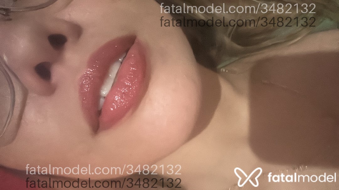 Acompanhante mulher loira (o) de olhos castanhos - Melissa