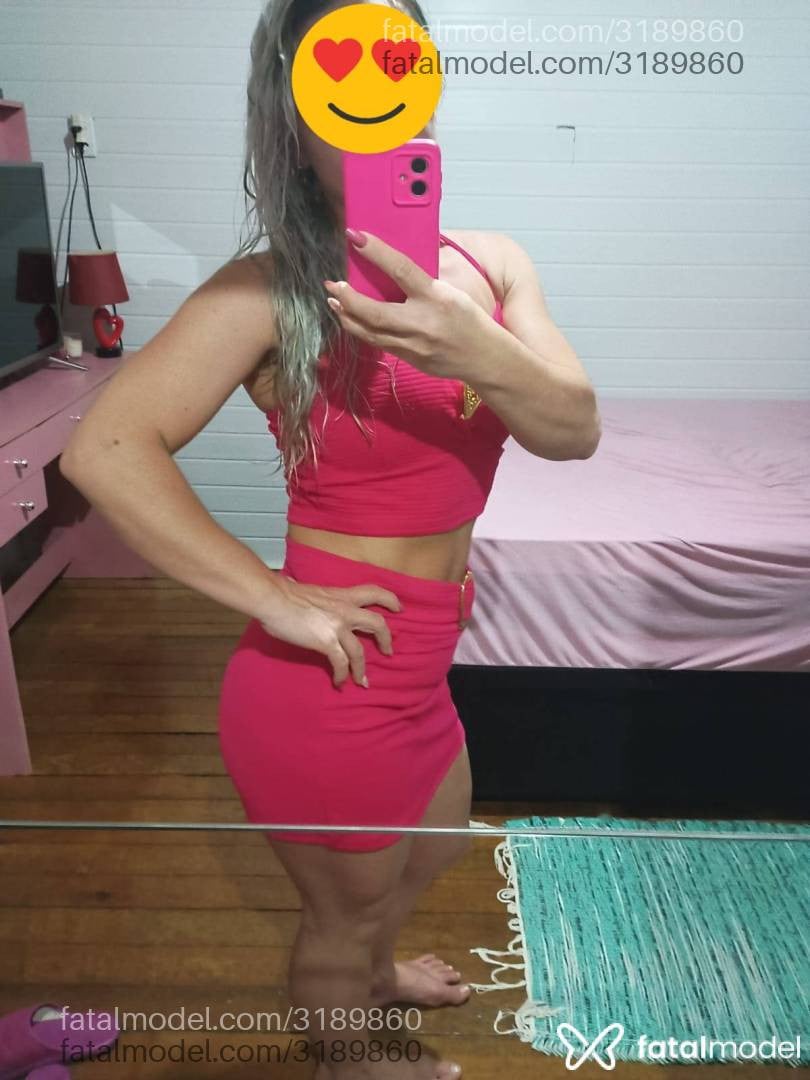 Acompanhante mulher loira (o) de olhos castanhos - Esmeralda