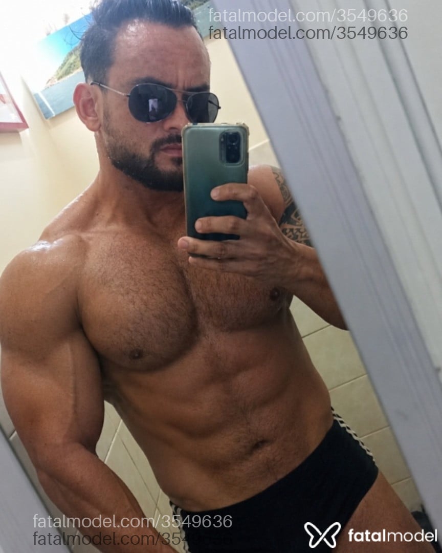Acompanhante homem com cabelo castanho de olhos pretos - Samuka Ieda