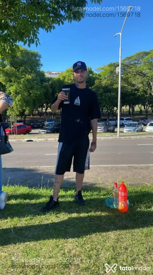 Acompanhante homem com cabelo castanho de olhos verdes - Rodrigo